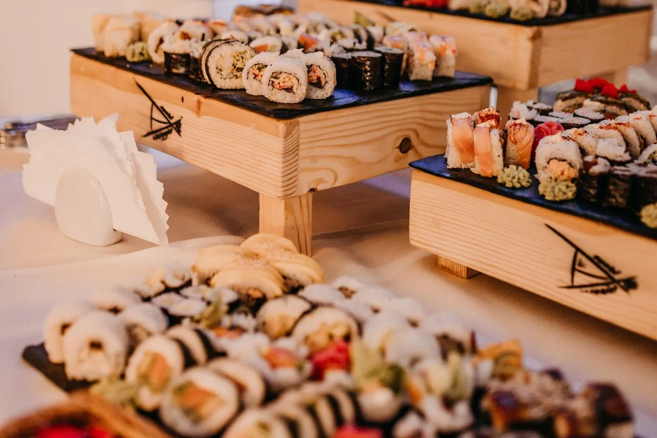 Sushi podane na drewnianych podestach na przyjęciu