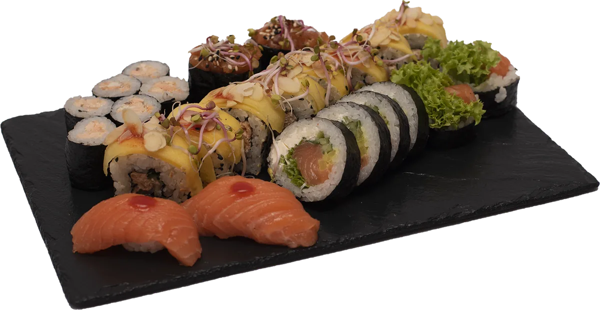 Zestaw sushi na kamiennej desce: nigiri z łososiem, futomaki, hosomaki i rolki z mango